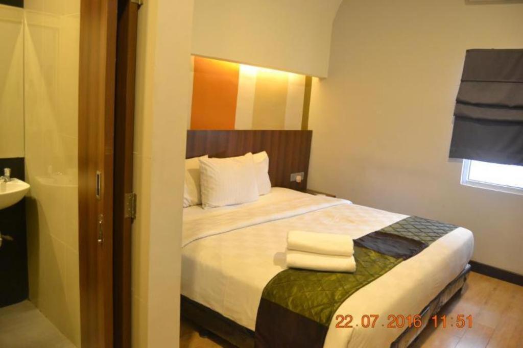 J Hotel Medan Exteriör bild