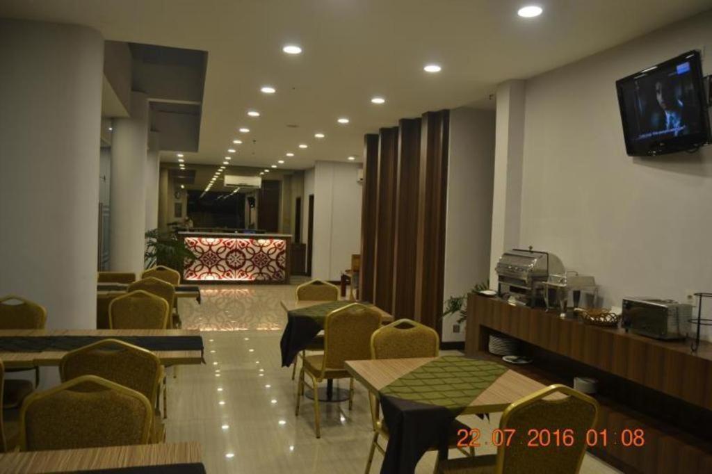J Hotel Medan Exteriör bild
