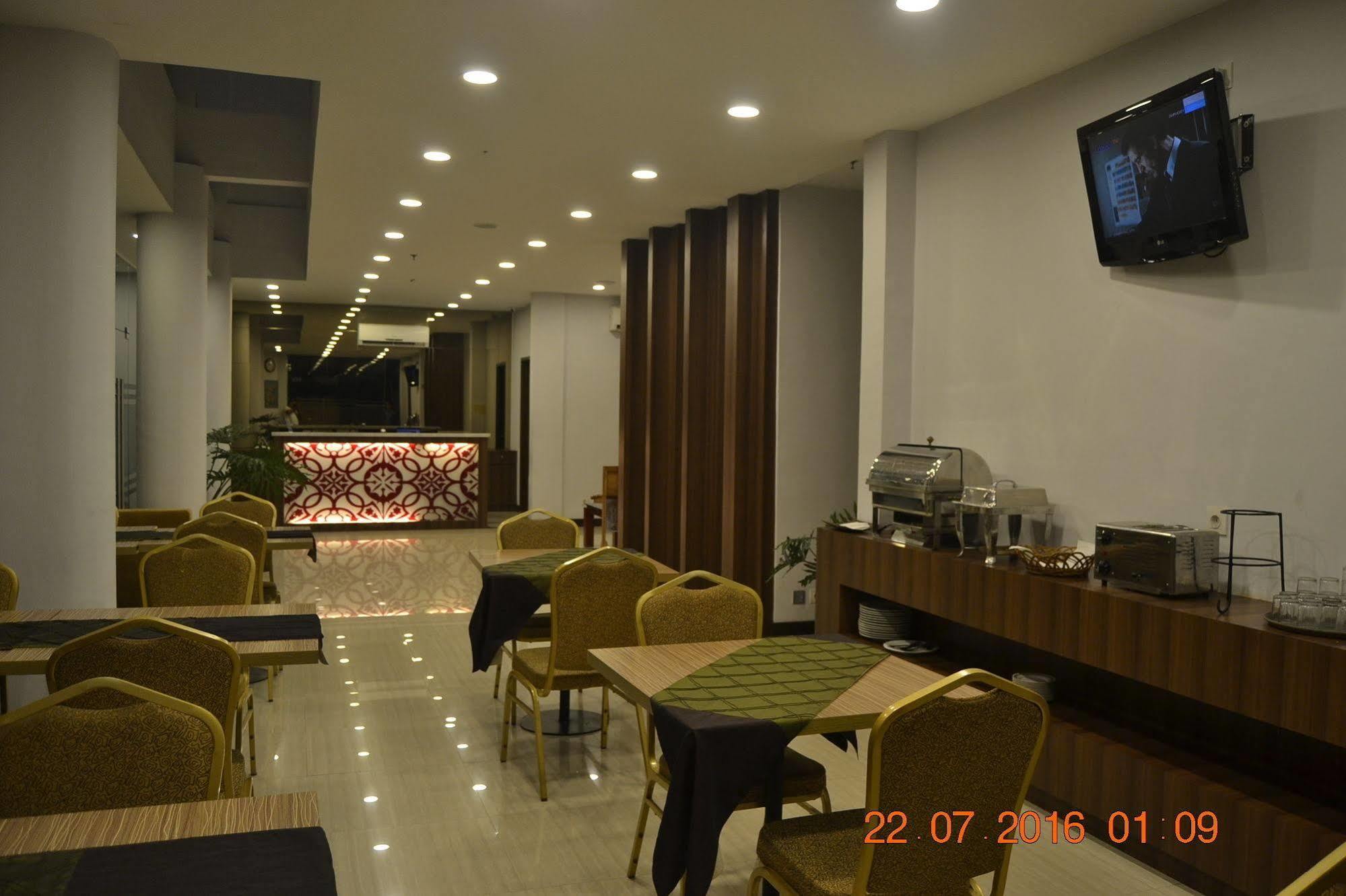 J Hotel Medan Exteriör bild