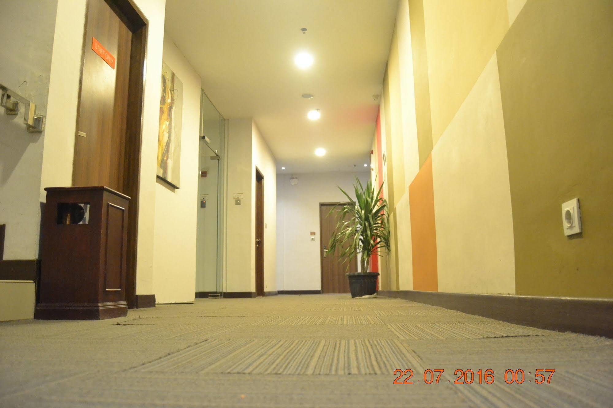 J Hotel Medan Exteriör bild