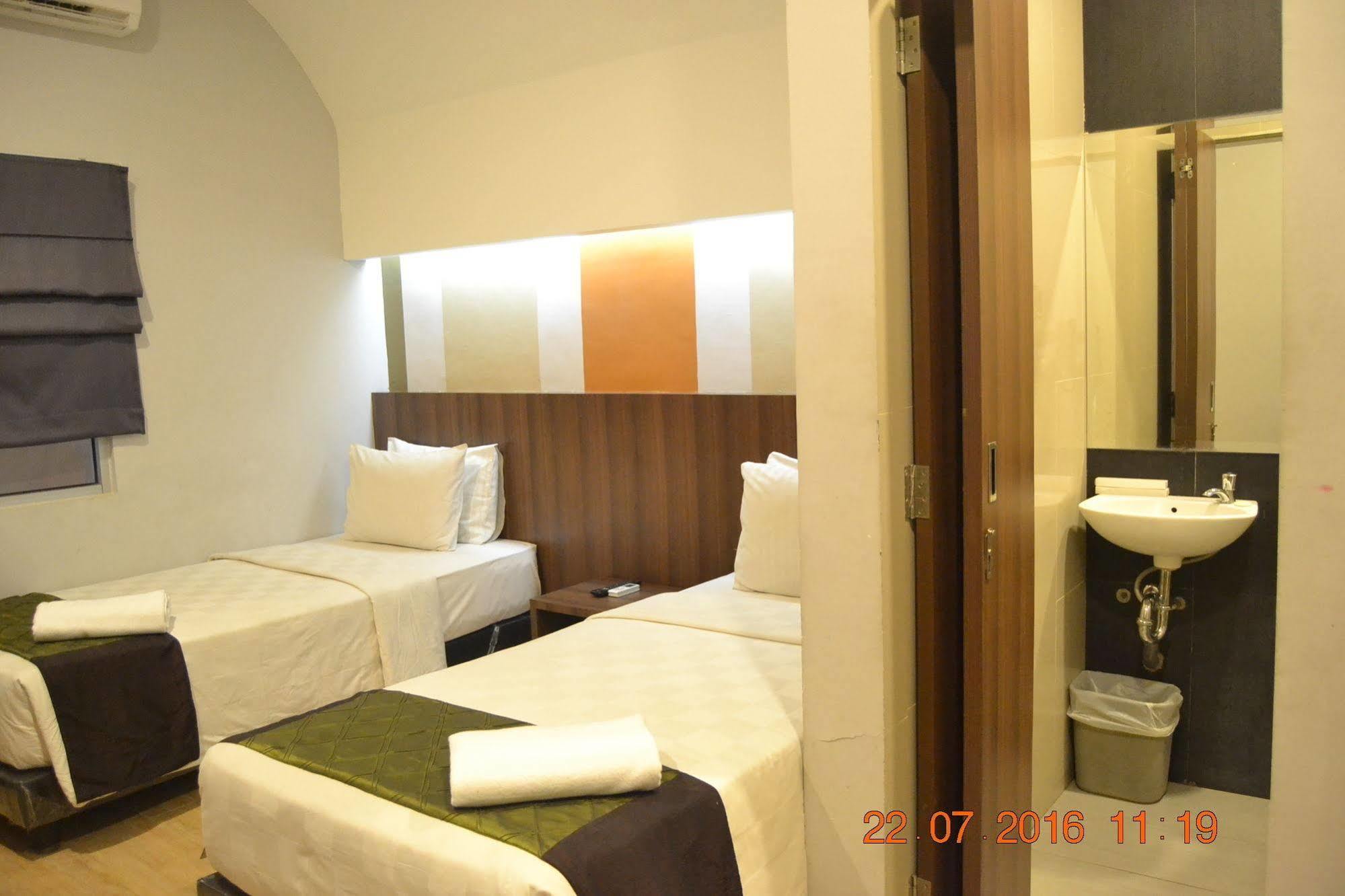 J Hotel Medan Exteriör bild