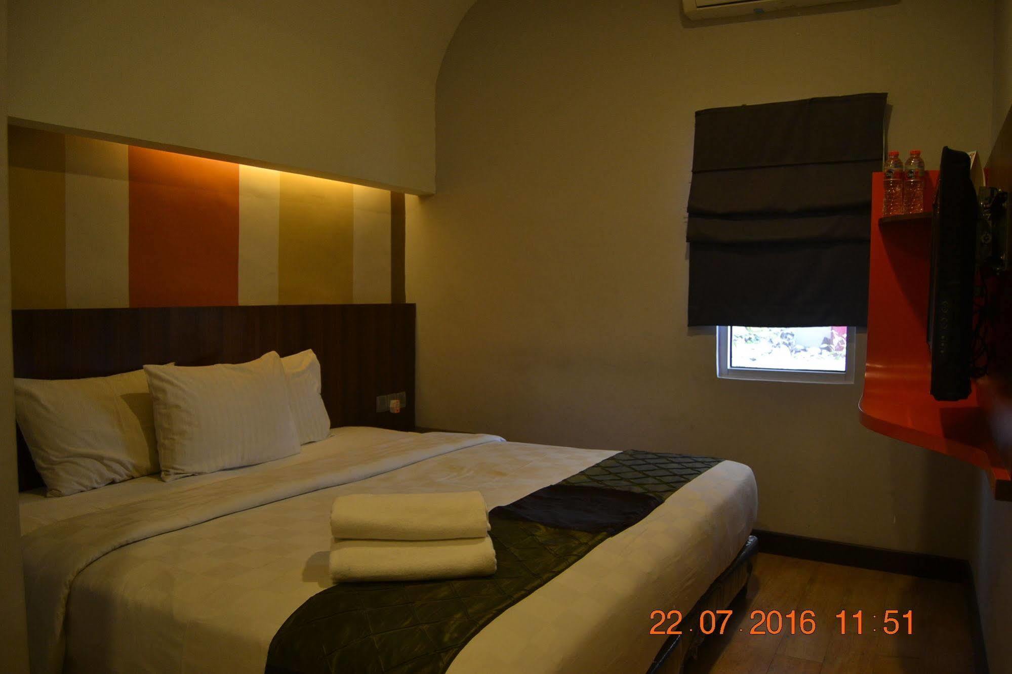 J Hotel Medan Exteriör bild