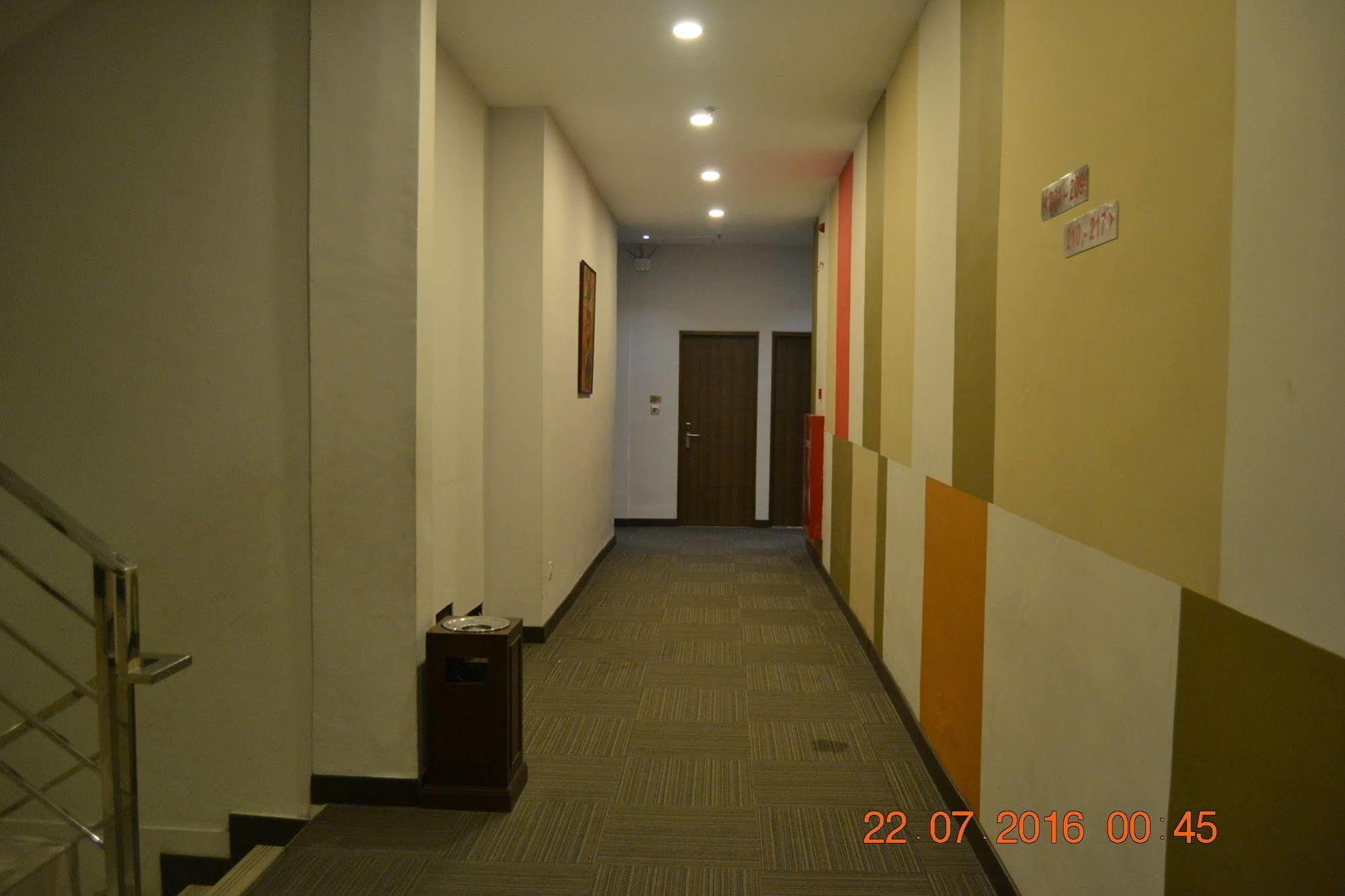 J Hotel Medan Exteriör bild